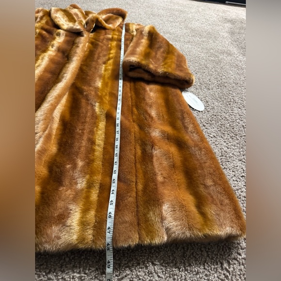Ms. Divine Immitation Fur Coat.
Size: 3X. Women’s - Picture 5 of 16